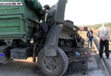 Грузовик столкнулся с тепловозом