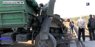 Грузовик столкнулся с тепловозом