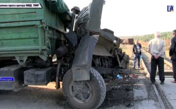 Грузовик столкнулся с тепловозом