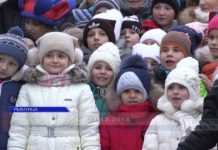 Десятки Дедов Морозов и Снегурочек заполонили центральную площадь Рыбницы.