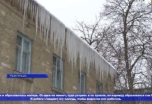 Рыбницкие коммунальщики ведут борьбу с наледью и сосульками