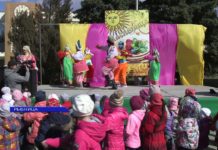 Театрализованное выступление шоу-группы «Кексы»