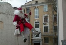 Дед Мороз заберётся в окно: в Бендерах объявился Дед Мороз-альпинист. Дед Мороз постучит в окно. Фото: novostipmr.com