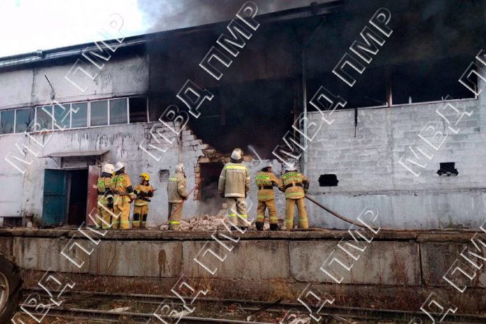 Ликвидация пожара на фабрике в Рыбнице. Фото: пресс-центр МВД ПМР