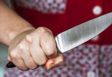 В Рыбнице мать получила удар ножом в спину от собственной дочери Удар ножом в спину получила рыбничанка