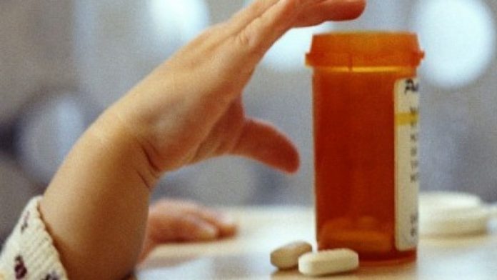 Малышка отравилась лекарствами Малышка отравилась лекарствами