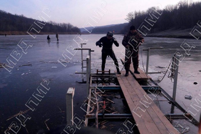 Водолазы обследуют акватории водоёмов