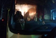 Прибывшим из Китая украинцам 20 февраля устроили «тёплый» приём в Украине Закидали камнями автобус с украинцами, которые прибыли из Китая. Фото: twnews.co