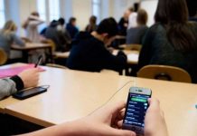 Школьников в Молдове хотят оставить без мобильных телефонов В Молдове в школах и лицеях ограничат пользование мобильными телефонами. Фото: 1news.md