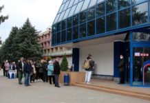 Режим работы магазинов и торговых точек изменился в Рыбнице из-за карантина Своей очереди желающие посетить магазин ждут на улице. фото: пресс-служба госадминистрации