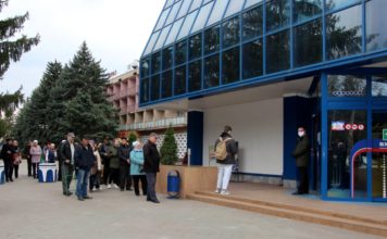 Режим работы магазинов и торговых точек изменился в Рыбнице из-за карантина Своей очереди желающие посетить магазин ждут на улице. фото: пресс-служба госадминистрации