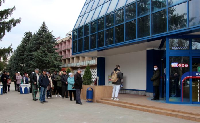 Своей очереди желающие посетить магазин ждут на улице. фото: пресс-служба госадминистрации Своей очереди желающие посетить магазин ждут на улице. фото: пресс-служба госадминистрации