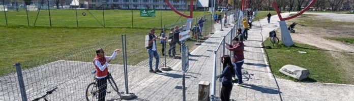 На закрытую границу приходят десятки влюбленных пар