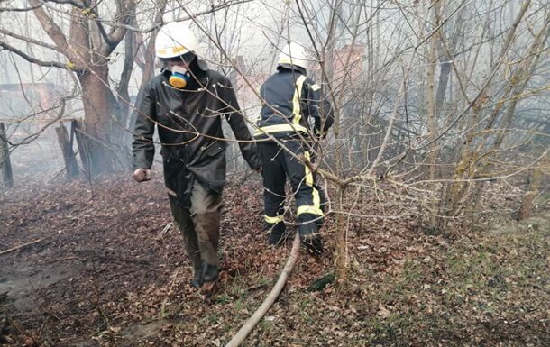 Фото: kv.dsns.gov.ua Спасатели продолжают тушить пожар в зоне отчуждения