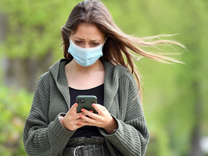 Ученый рассказал, чем опасен смартфон во время пандемии Ученый рассказал, чем опасен смартфон во время пандемии