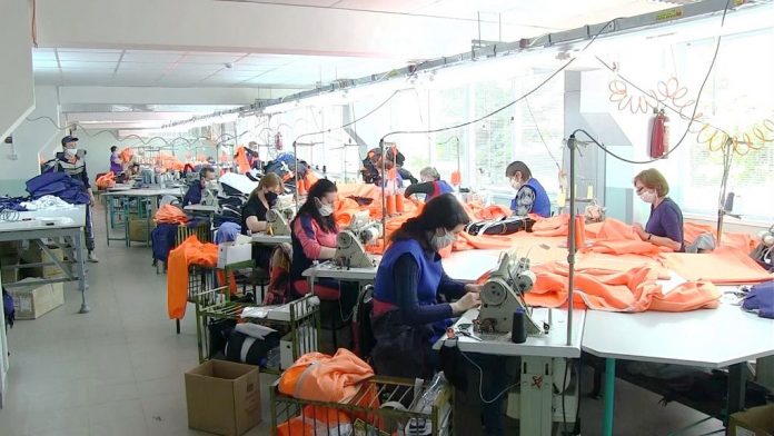 На Рыбницкой швейной фабрике шьют защитные костюмы для медиков