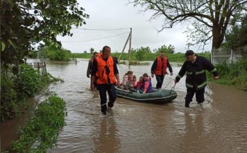 Днестр вышел из берегов: затоплены целые сёла на Прикарпатье Стихия разрушила около 300 домов. Фото:fakty.ua