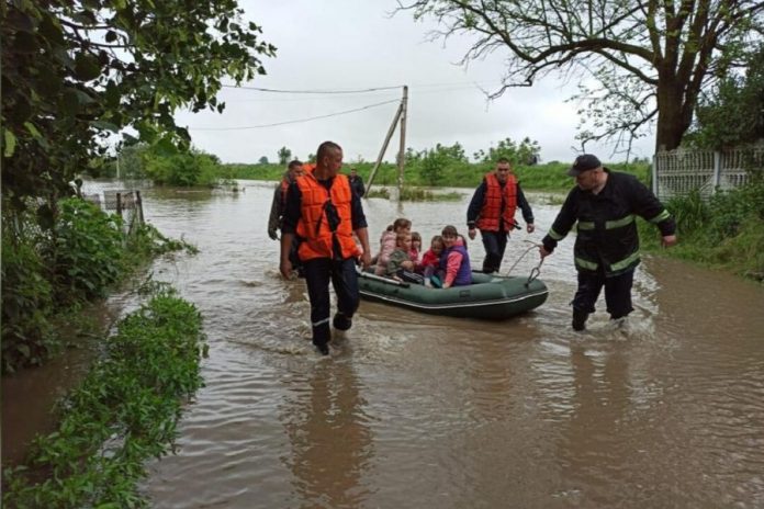 Стихия разрушила около 300 домов. Фото:fakty.ua Стихия разрушила около 300 домов. Фото:fakty.ua
