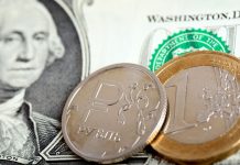 Курс доллара взлетел и обновил максимум по отношению к российскому рублю Эксперты существенно расходятся в оценках курса рубля к концу текущего года.