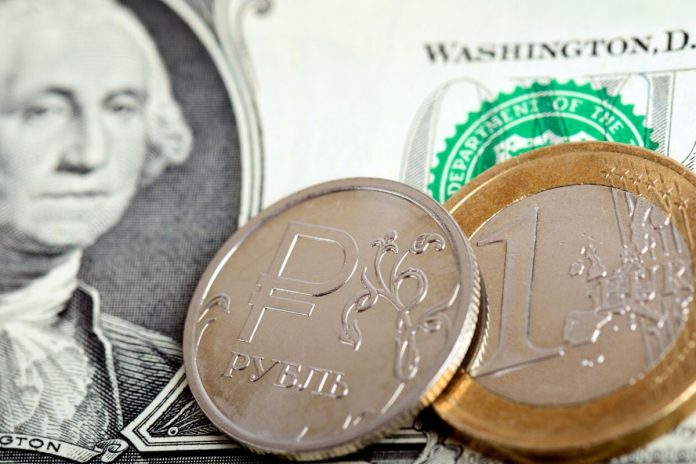 Эксперты существенно расходятся в оценках курса рубля к концу текущего года. Эксперты существенно расходятся в оценках курса рубля к концу текущего года.