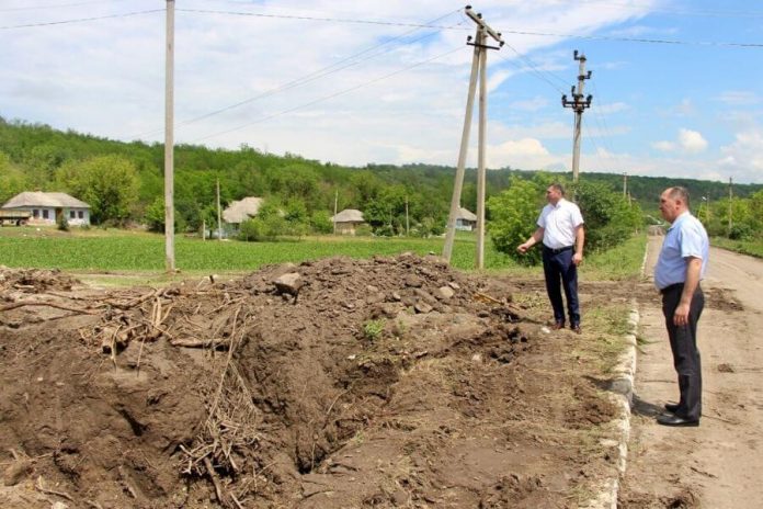 Виктор Тягай пообщался с пострадавшими, узнал какая помощь требуется и дал соответствующие поручения коммунальным службам. Фото пресс-службы госадминистрации Рыбницы Виктор Тягай пообщался с пострадавшими, узнал какая помощь требуется и дал соответствующие поручения коммунальным службам. Фото пресс-службы госадминистрации Рыбницы