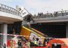 ЧП в Польше: в Варшаве автобус с пассажирами упал с моста Автобус с пассажирами упал с моста. Фото: www.agerpres.ro