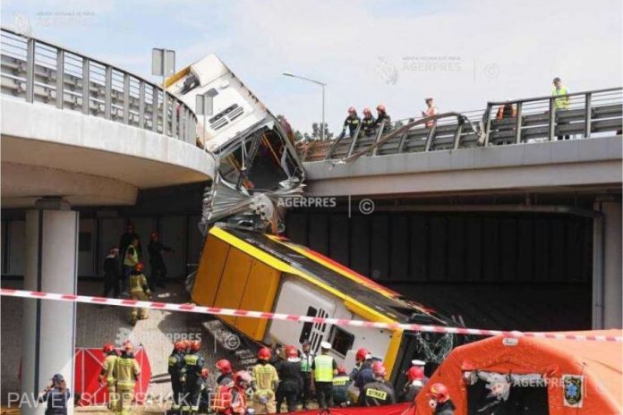Автобус с пассажирами упал с моста. Фото: www.agerpres.ro