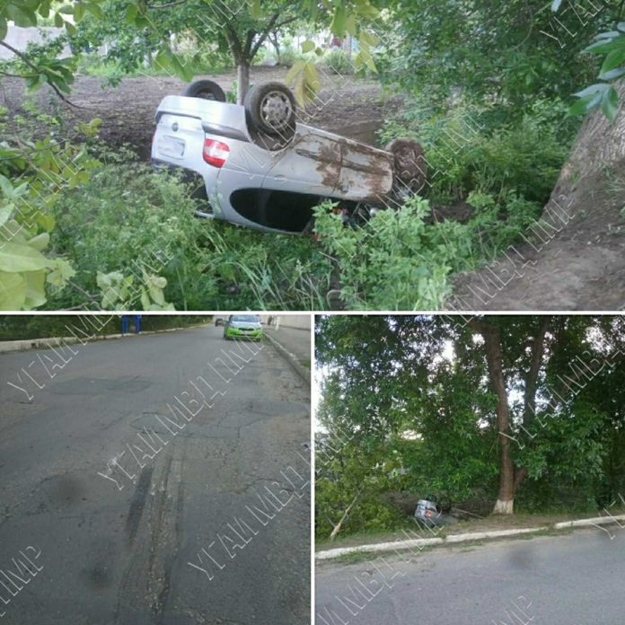 Машина перевернулась и вылетела в кювет