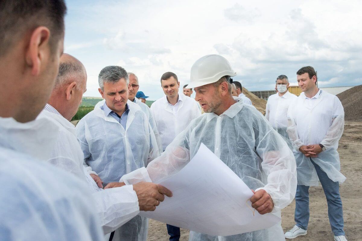 Фото пресс-службы президента. Вадим Красносельский посетил молочную ферму