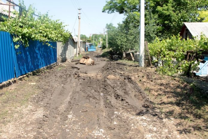 В районе размыло дороги