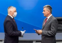 В Приднестровье вручили государственные награды организациям и гражданам, которые приняли участие в борьбе с COVID-19 В Приднестровье вручили государственные награды организациям и гражданам, которые приняли участие в борьбе с COVID-19. Фото: president.gospmr.org