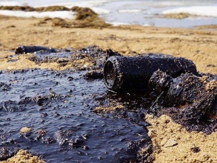 На границе Молдовы c Украиной утечка нефтепродуктов в Днестр. Фото: ti71.ru На границе Молдовы c Украиной утечка нефтепродуктов в Днестр. Фото: ti71.ru