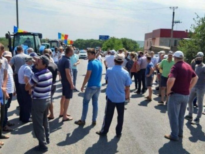 Фермеры из разных сёл Молдовы заблокировали трассу Кишинёв – Каушаны. Фото из открытых источников. Фермеры из разных сёл Молдовы заблокировали трассу Кишинёв – Каушаны. Фото из открытых источников.