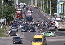 Стихийный митинг в Рыбнице: люди протестуют на мосту «Рыбница-Резина»