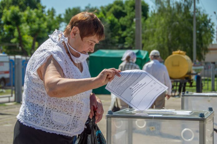 Приднестровцы голосуют по поправкам в Конституцию России