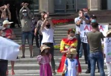 Акция протеста работников сферы искусств прошла в Кишинёве Протестующие возмущены продлением властями ограничений, не позволяющими проводить массовые мероприятия и торжественные церемонии. Стоп-кадр видео realitatea.md