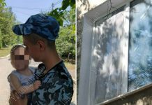 Маленький ребенок едва не выпал из окна многоквартирного дома в Рыбнице Ребенок едва не выпал из окна в Рыбнице