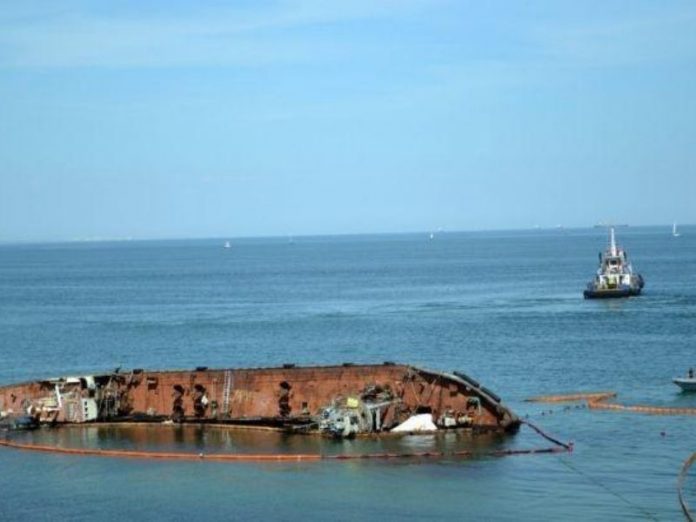 Режим ЧС ввели в Одессе из-за затонувшего еще осенью танкера