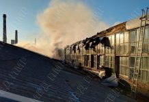 Пожар на бывшей хлопко-прядильной фабрике в Бендерах: пламя сбивали в течение часа В Бендерах рано утром загорелась бывшая хлопко-прядильная фабрика по улице Индустриальной. Фото: МВД ПМР