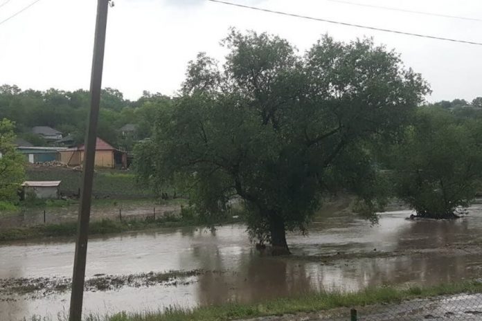 В июне во время ливней полностью смыло асфальтобетонное покрытие на одной из улиц села Красненького. Фото: youtube.com В июне во время ливней полностью смыло асфальтобетонное покрытие на одной из улиц села Красненького. Фото: youtube.com