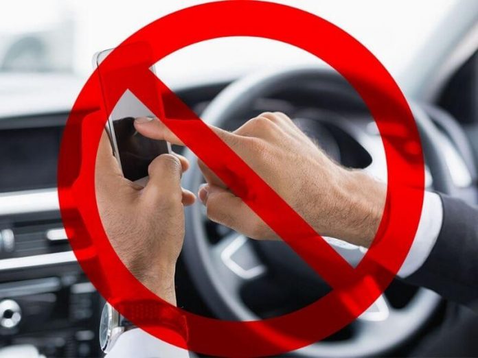За телефон в руках за рулём будут штрафовать. Фото: zakonovest.ru