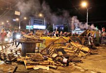 Вторая ночь протестов в Белоруссии завершилась Фото: REUTERS/Vasily Fedosenko. Баррикады в Минске во вторую ночь после выборов президента Белоруссии, 11 августа 2020 года