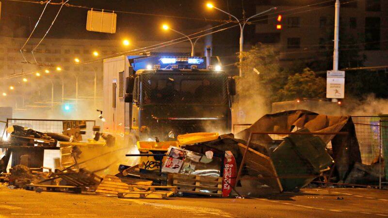 Фото: REUTERS/Vasily Fedosenko. Баррикады в Минске во вторую ночь после выборов президента Белоруссии, 11 августа 2020 года 