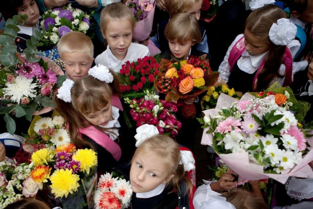 Ко Дню знаний цветы будут продавать без упаковок. Фото: compliment-flowers.ru