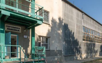 Ход ремонтных работ в спорткомплексе «Юбилейный» оценил глава республики Вадим Красносельский Ремонтные работы в спорткомплексе "Юбилейный"