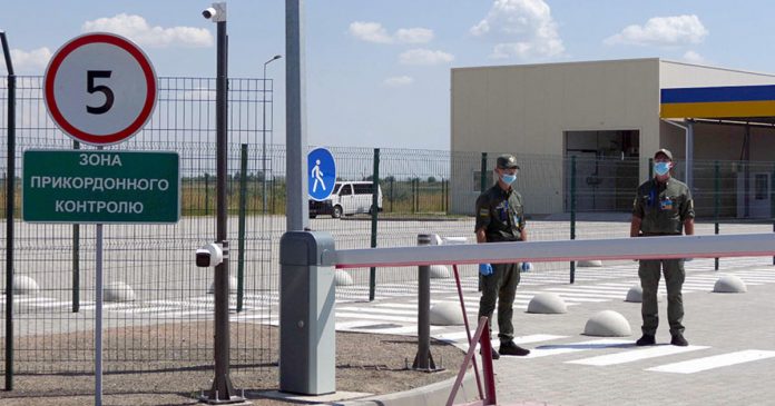 Украина закрывает границу для иностранных граждан Украина закрывает границу для иностранных граждан