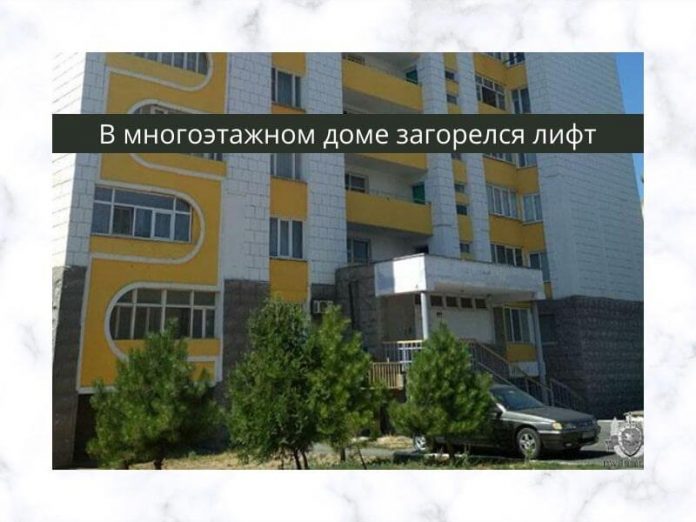 В загоревшемся лифте застряли подростки