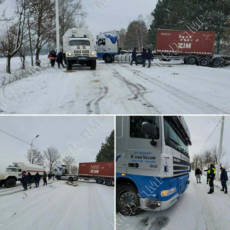 Фуру развернуло на дороге