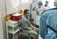 В Украине стартовала вакцинация от коронавируса. Кто получил первую прививку? В Украине врачам-добровольцам сделали первую прививку