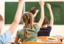 Материальная помощь семьям первоклассников: продление сроков выплаты Школьники вновь сядут за парты